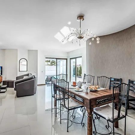 فيلة Casa Dos Amigos